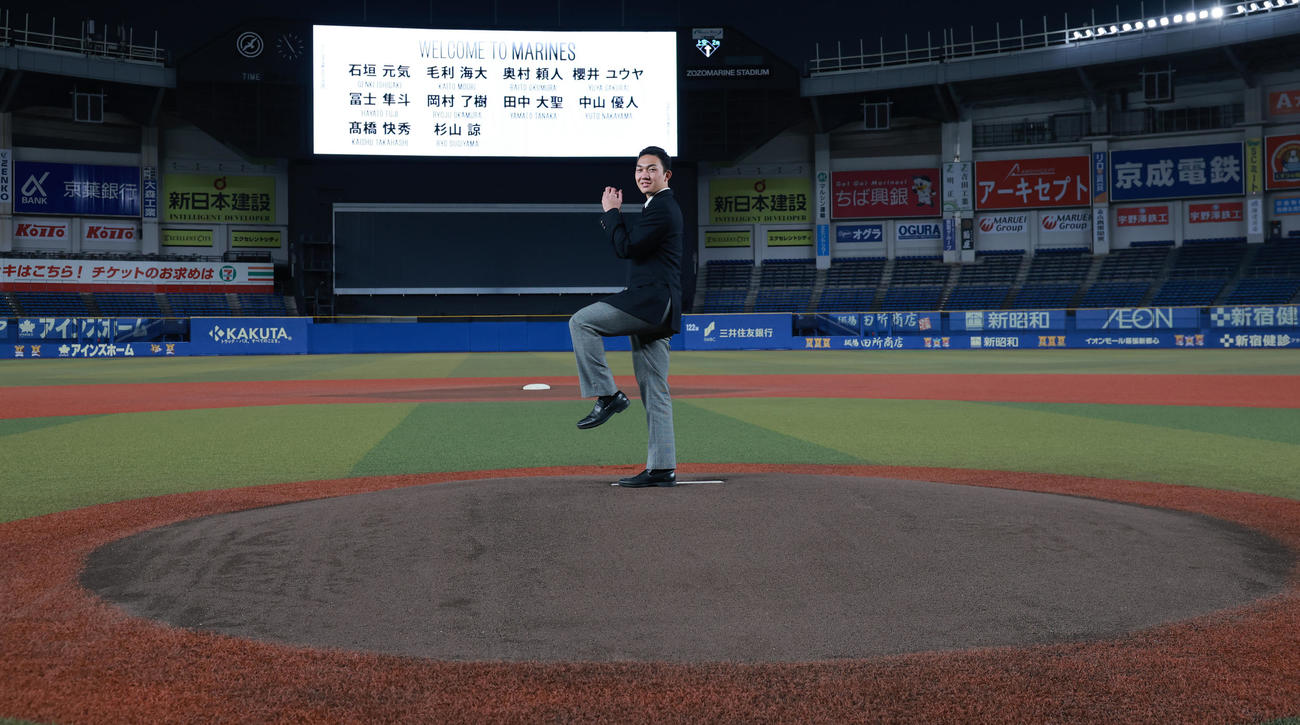 ZOZOマリンスタジアムのマウンドを確かめるロッテドラフト1位の石垣（撮影・野上伸悟）