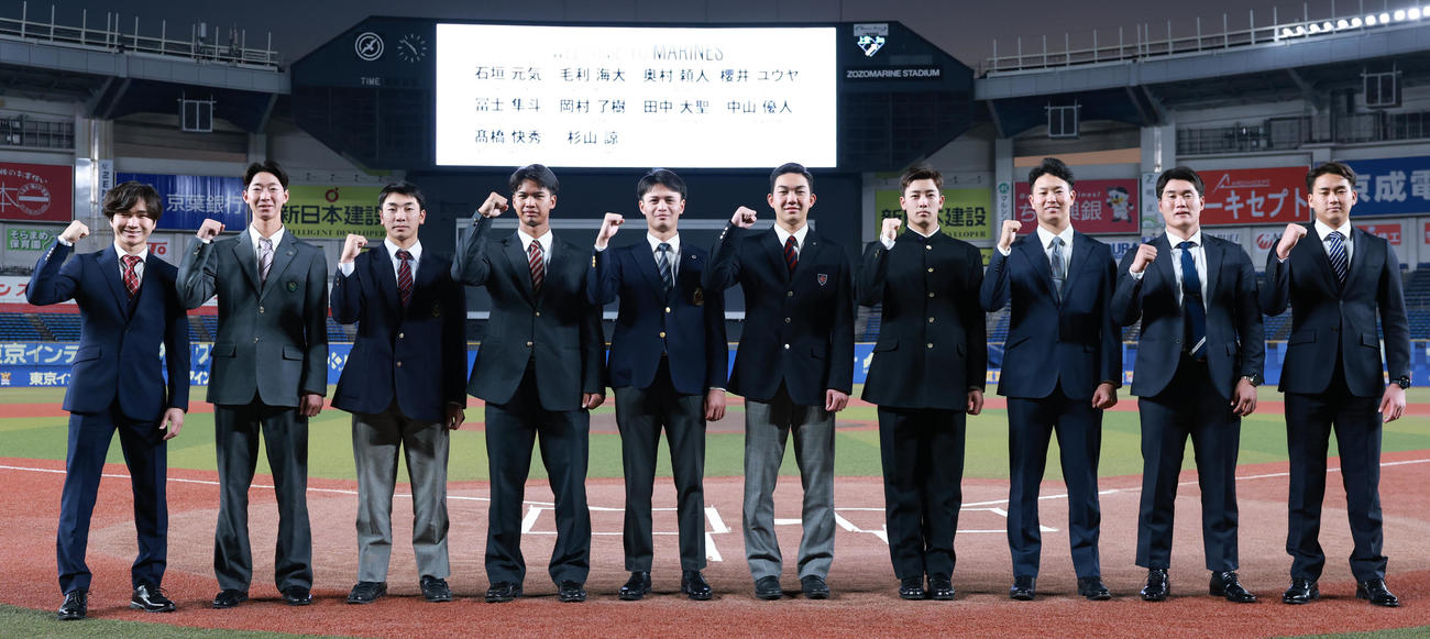 ZOZOマリンスタジアムを見学したロッテの新入団選手。左から育成3位の杉山、育成1位の中山、6位の岡村、4位の桜井、2位の毛利、1位の石垣、3位の奥村、5位の冨士、7位の田中大、育成２位の高橋（撮影・野上伸悟）