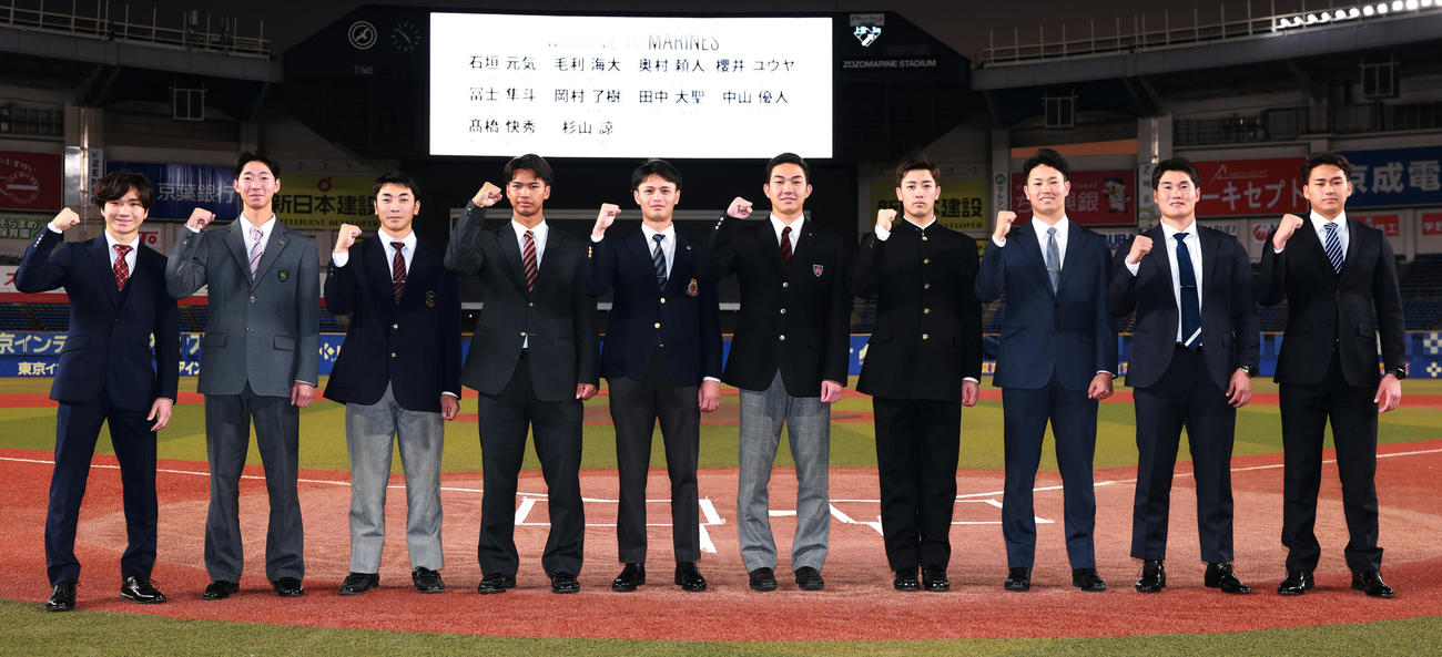 ZOZOマリンスタジアムを見学したロッテの新入団選手。左から育成3位の杉山、育成1位の中山、6位の岡村、4位の桜井、2位の毛利、1位の石垣、3位の奥村、5位の冨士、7位の田中大、育成２位の高橋（撮影・野上伸悟）