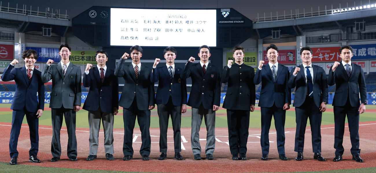 ZOZOマリンスタジアムを見学したロッテの新入団選手。左から育成3位の杉山、育成1位の中山、6位の岡村、4位の桜井、2位の毛利、1位の石垣、3位の奥村、5位の冨士、7位の田中大、育成２位の高橋（撮影・野上伸悟）