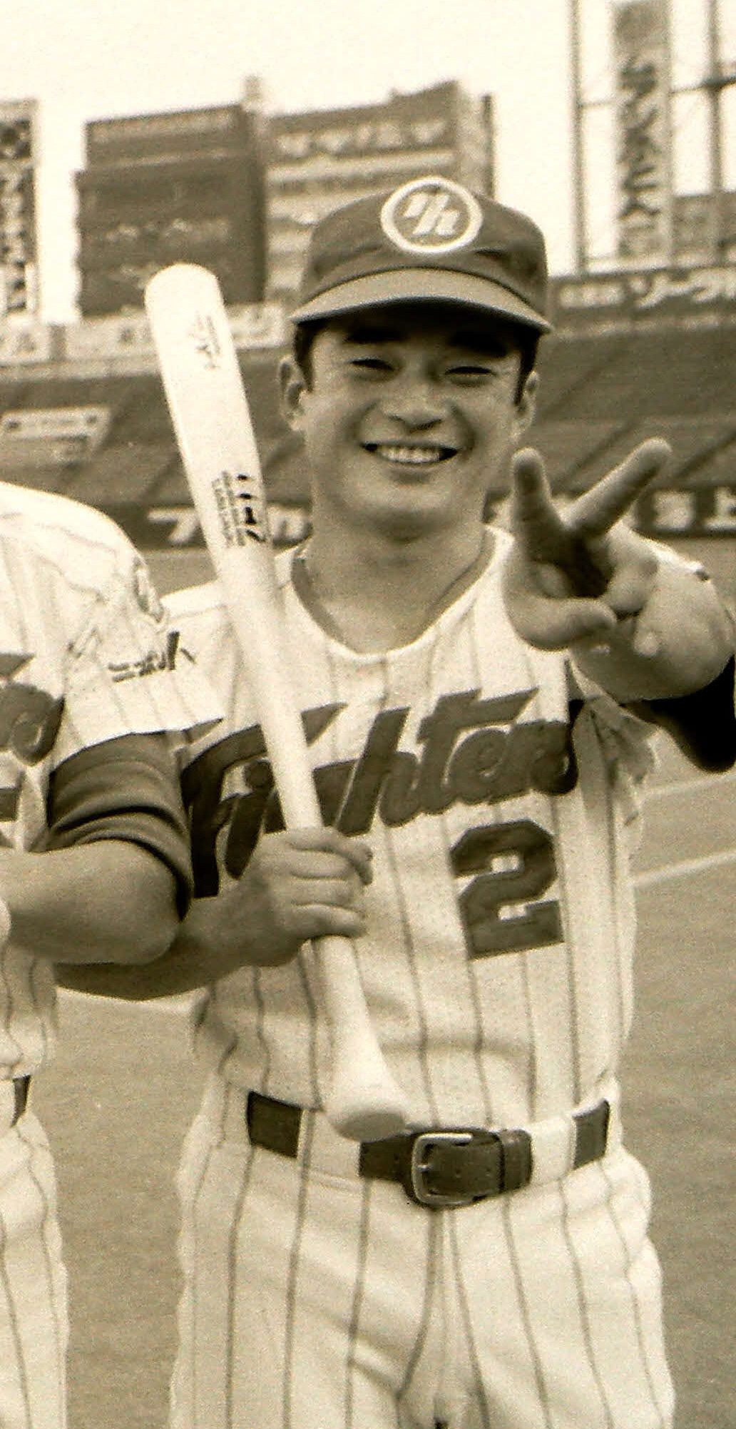 79年7月、オールスターに選出され笑顔でVサインする高代延博さん