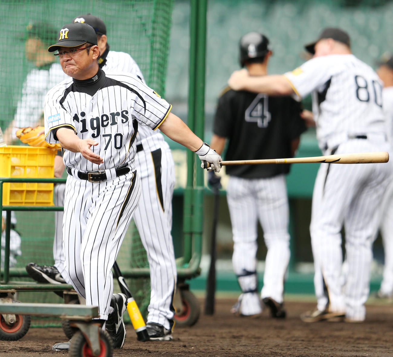 ノックする高代延博内野守備走塁コーチ（2014年9月19日撮影）