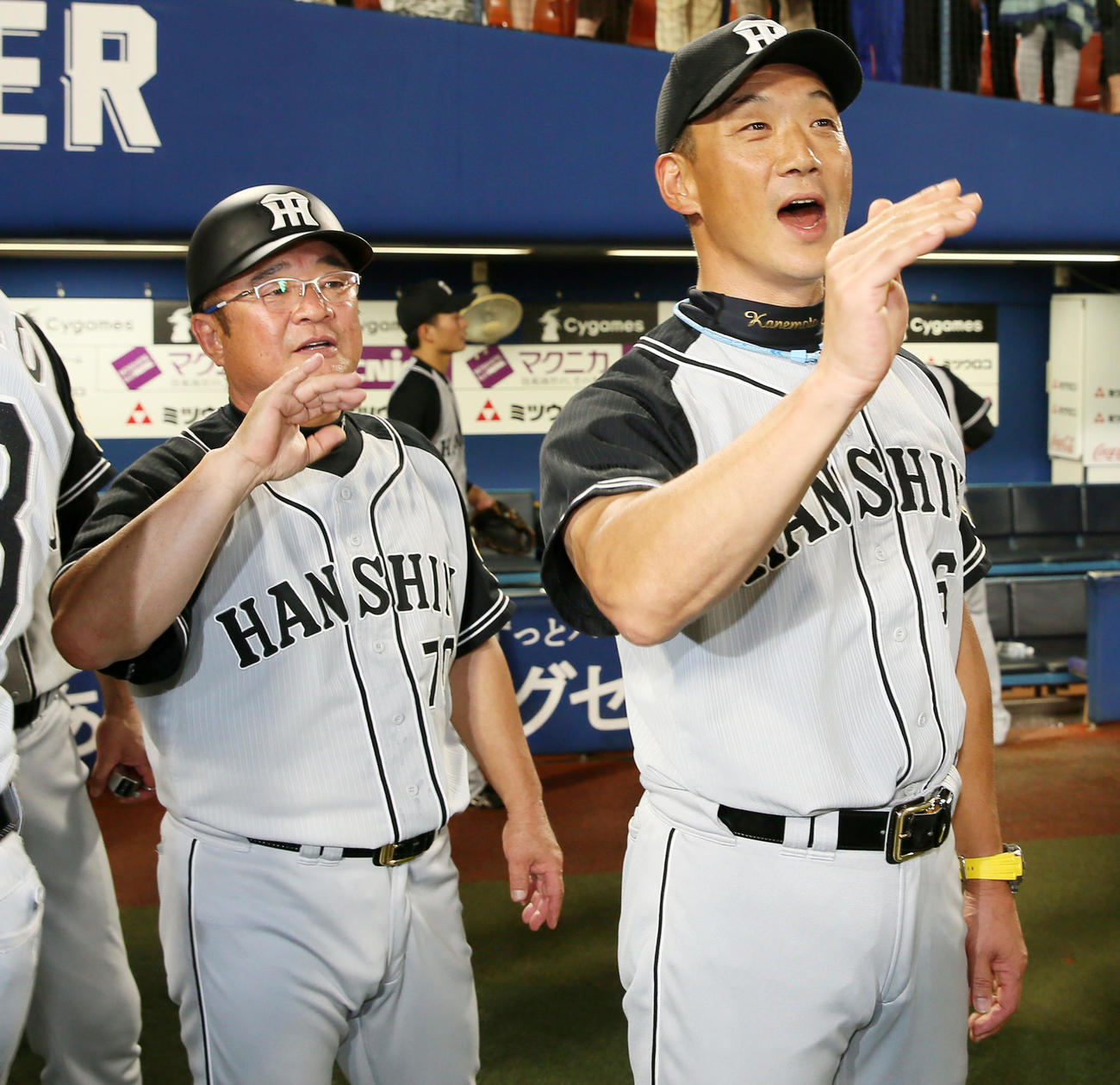 粘りを見せての逆転勝ちに笑顔でナインを出迎える金本監督。左は高代コーチ（2016年8月4日撮影）