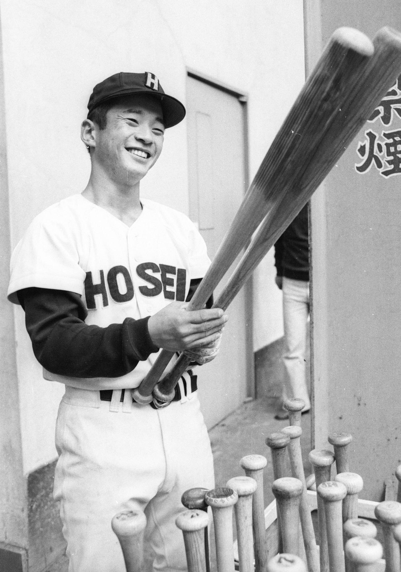 六大学秋のリーグ戦で打撃ベストテンを独走しポーズをとる法大・高代延博（1976年10月13日撮影）
