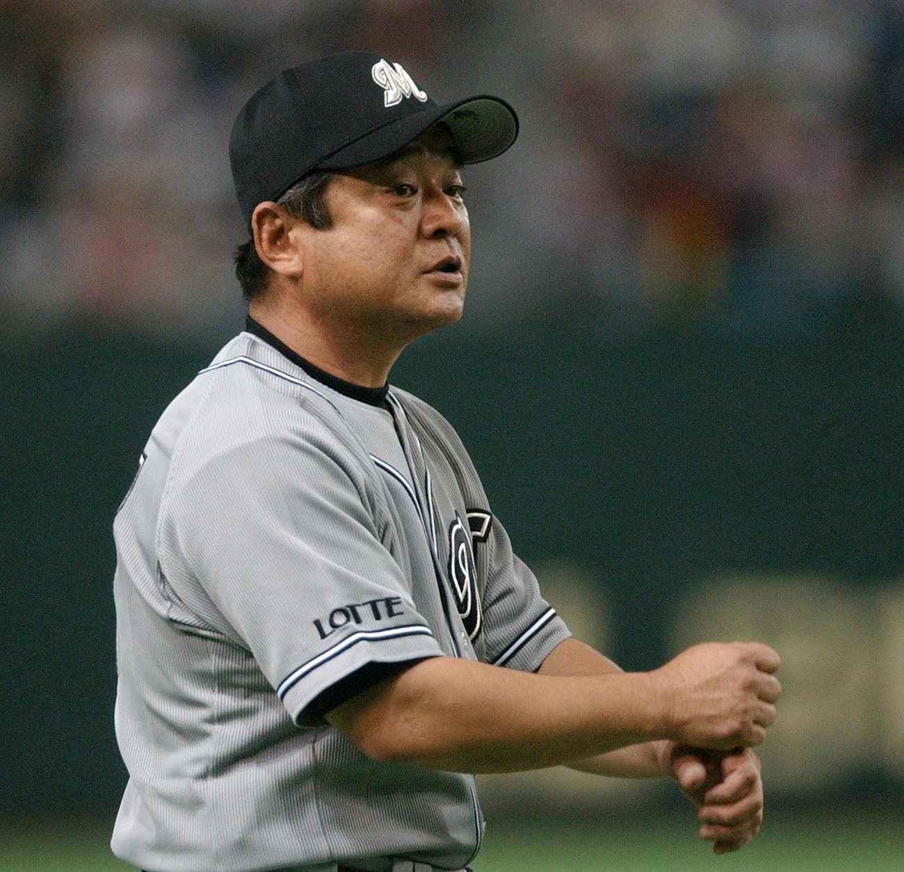 三塁ベースコーチに立つロッテ高代延博ヘッドコーチ（2003年7月26日撮影）
