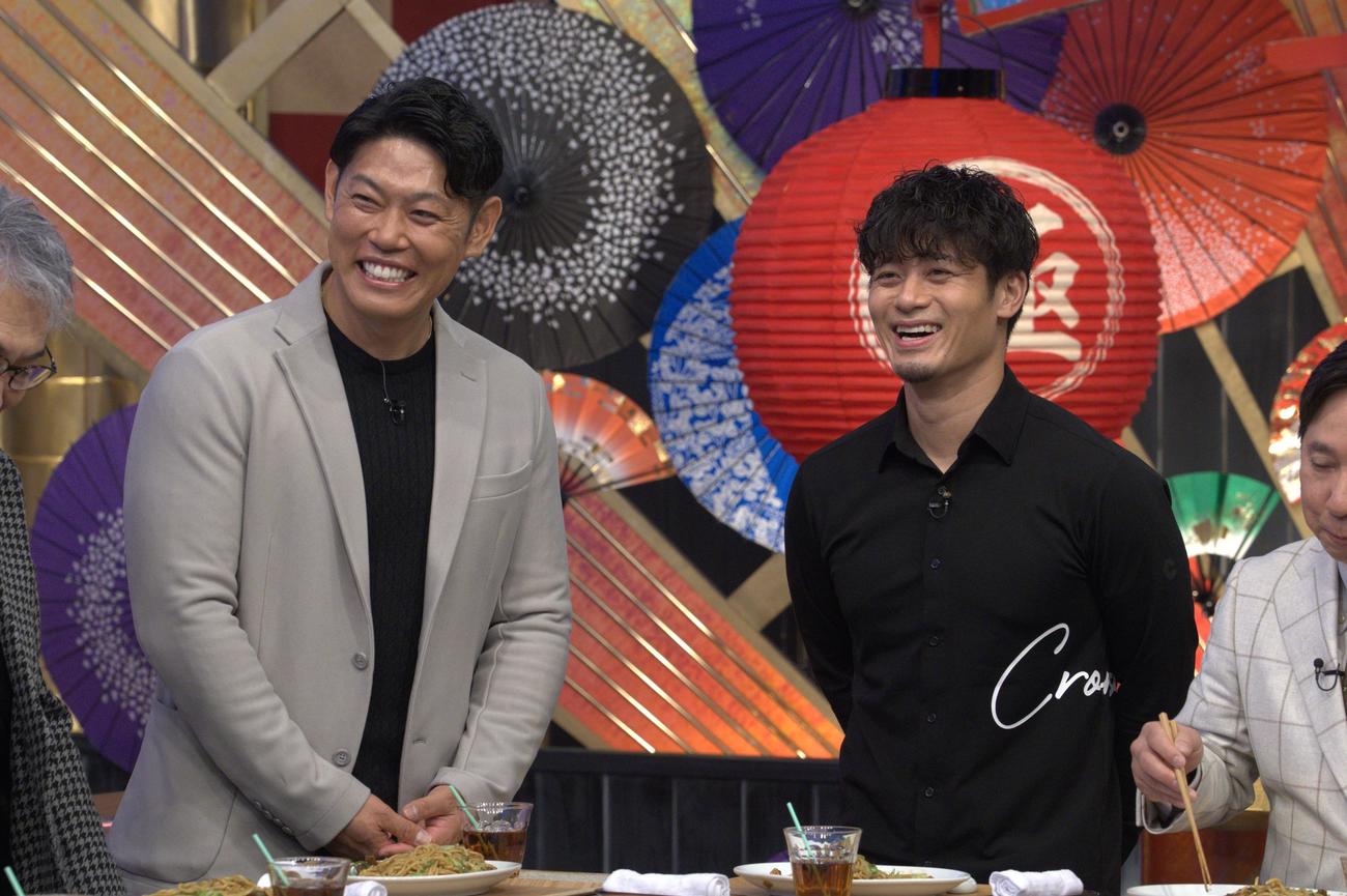 秘密のケンミンSHOWの収録に参加した阪神坂本（右）と原口氏（C）ytv
