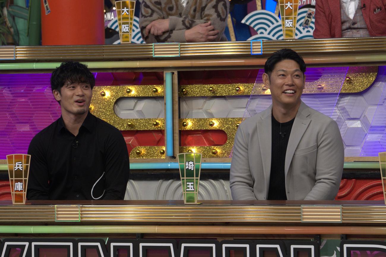 秘密のケンミンSHOWの収録に参加した阪神坂本（左）と原口氏（C）ytv