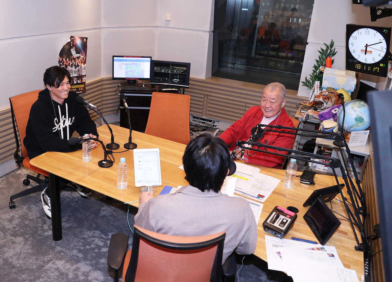 ABCラジオ「ラジオで虎バン！」に出演する阪神湯浅。右は福本氏（撮影・上山淳一）