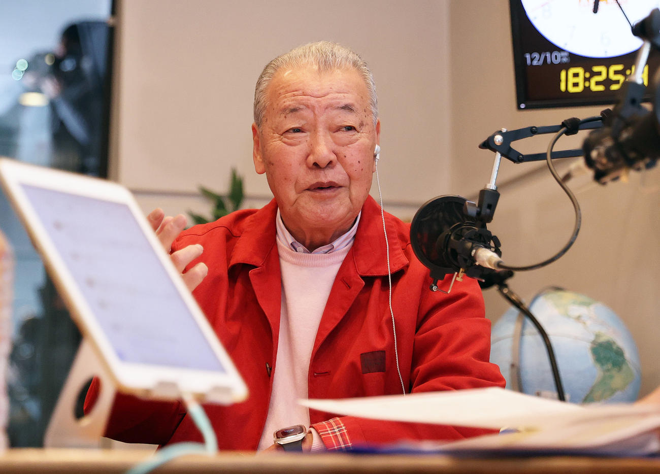 ABCラジオ「ラジオで虎バン！」で阪神湯浅と話す福本豊氏（撮影・上山淳一）