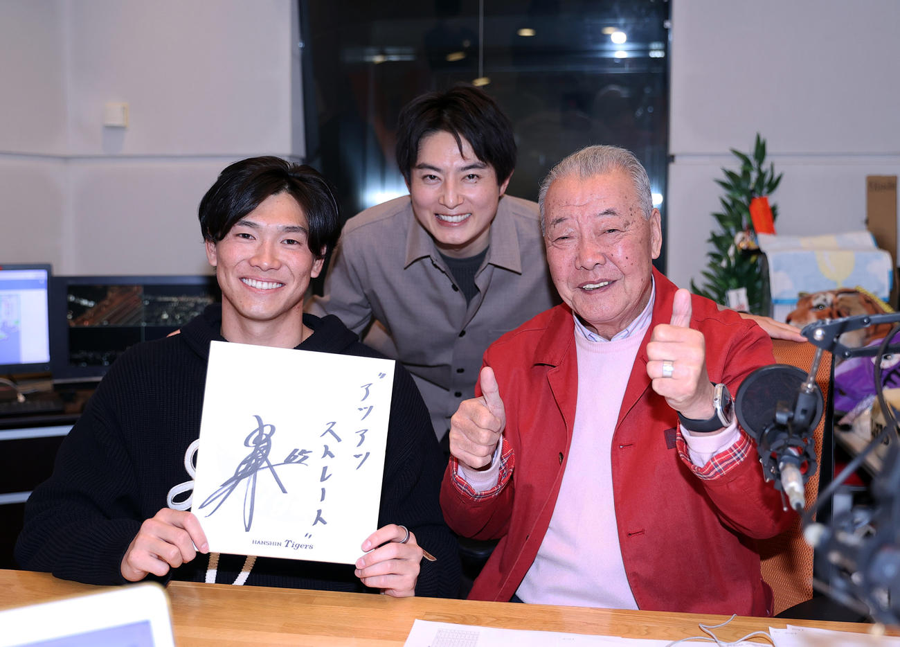 ABCラジオ「ラジオで虎バン！」に出演した阪神湯浅（左）は福本氏（右）とABC北條アナウンサーと記念撮影する（撮影・上山淳一）