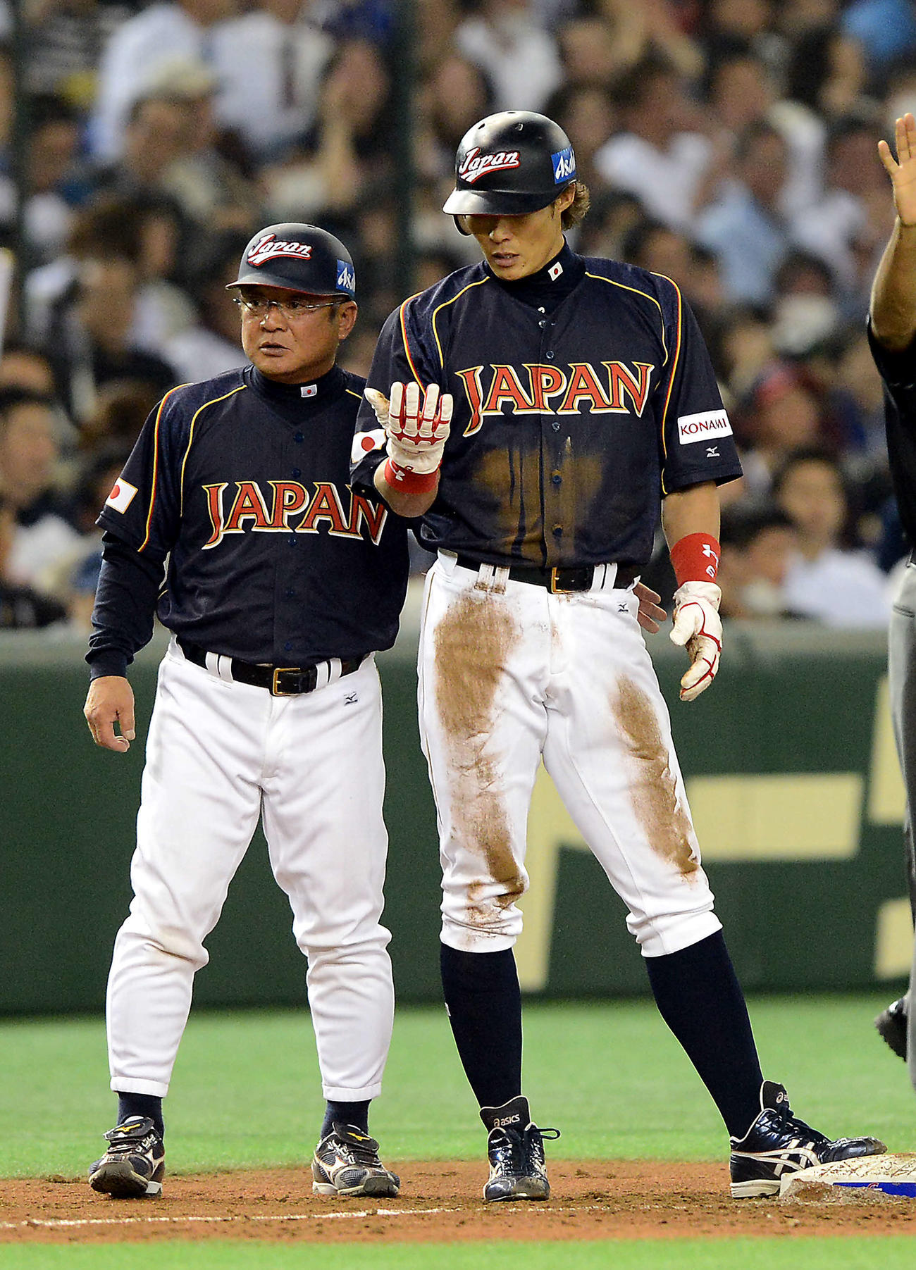 13年3月、WBC2次ラウンドの台湾戦で、糸井（右）に声をかける高代内野守備走塁コーチ