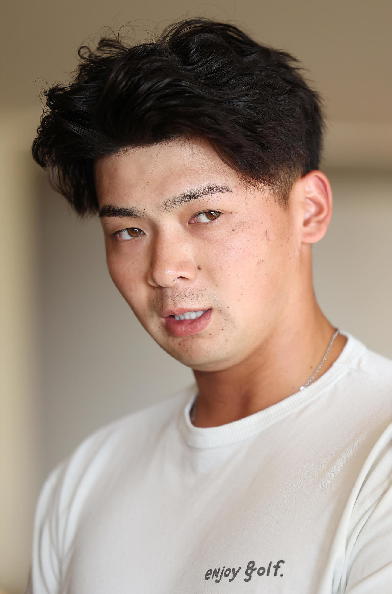 契約更改を終え、取材に応じる阪神井上（撮影・前田充）