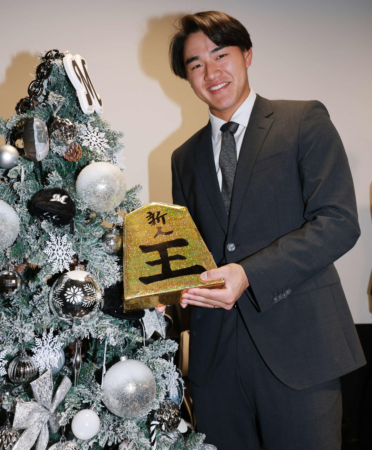 契約更改を終え、黄金の新人王コマをクリスマスツリーに飾る？ロッテ西川（撮影・野上伸悟）
