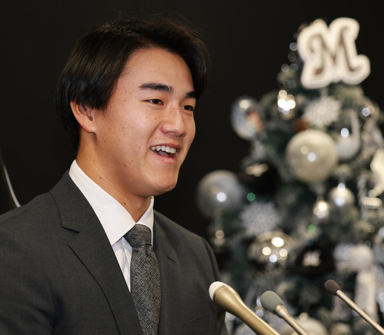 契約更改を終え、会見するロッテ西川（撮影・野上伸悟）