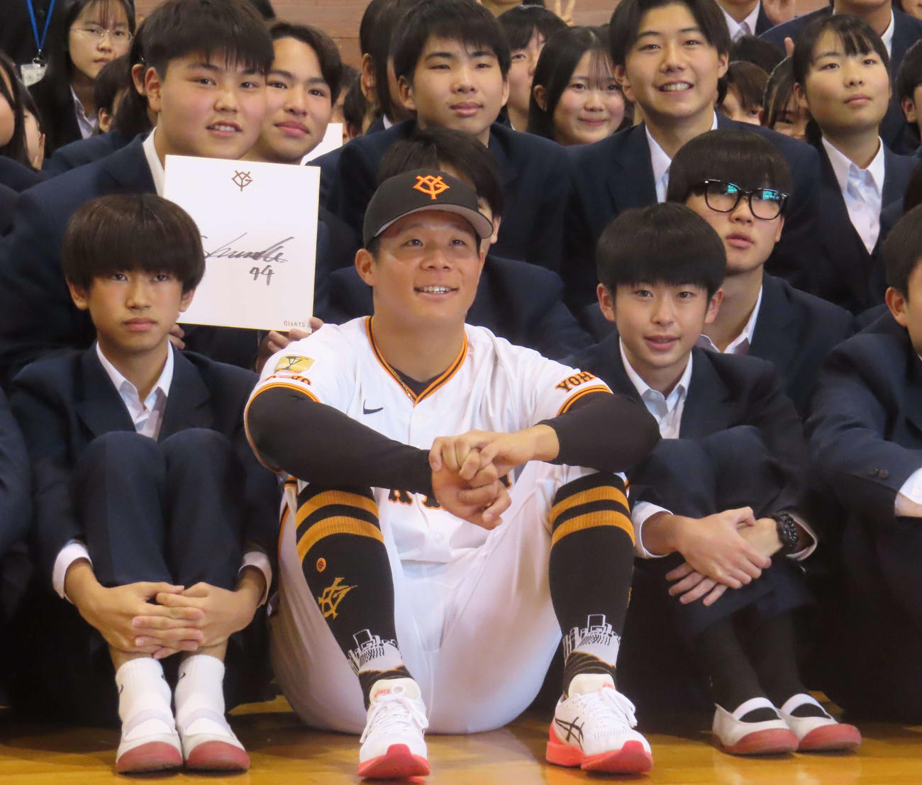 母校の日野市立三沢中学校を訪問した巨人佐々木（撮影・水谷京裕）