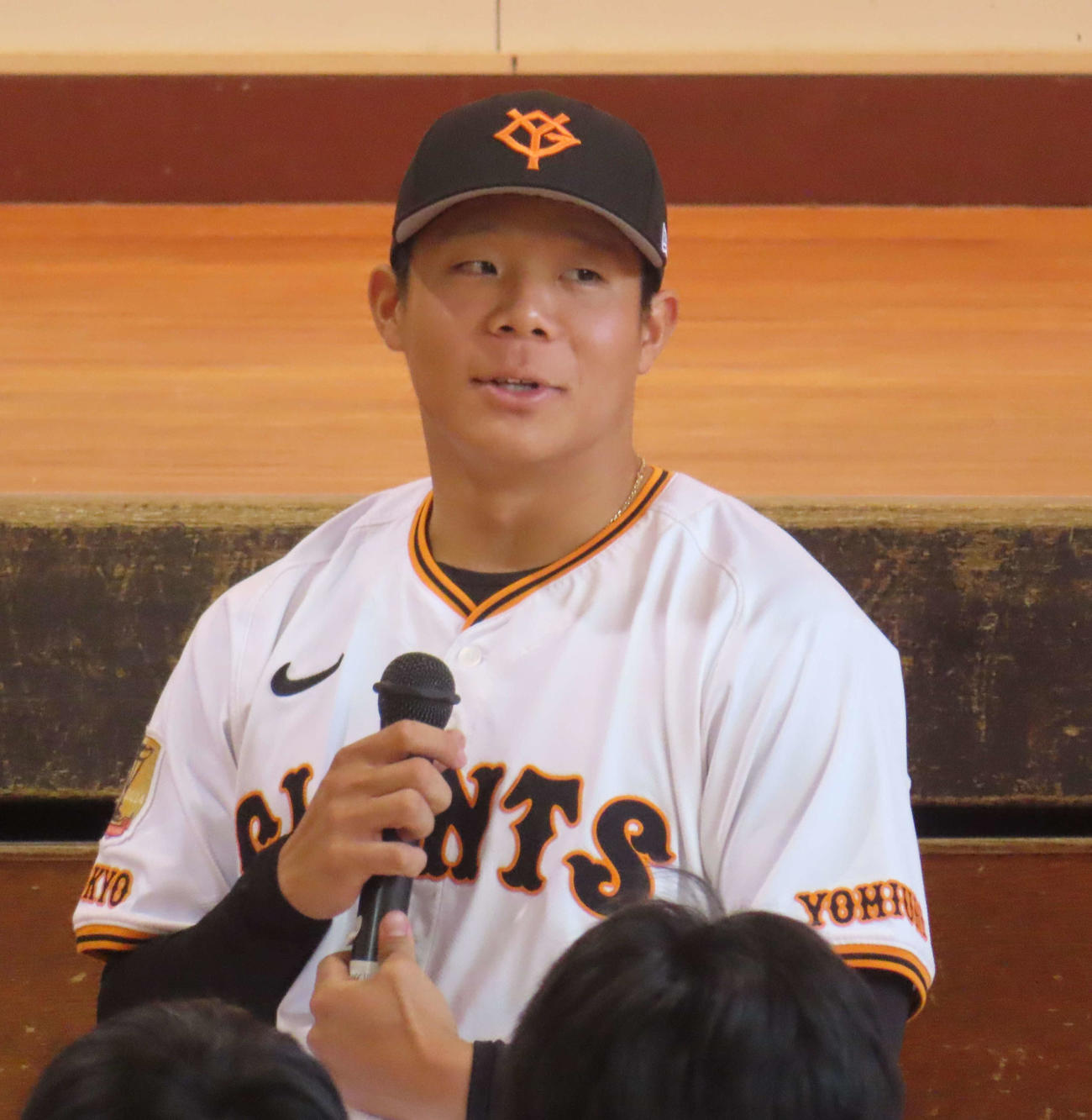 母校の日野市立三沢中学校を訪問した巨人佐々木（撮影・水谷京裕）