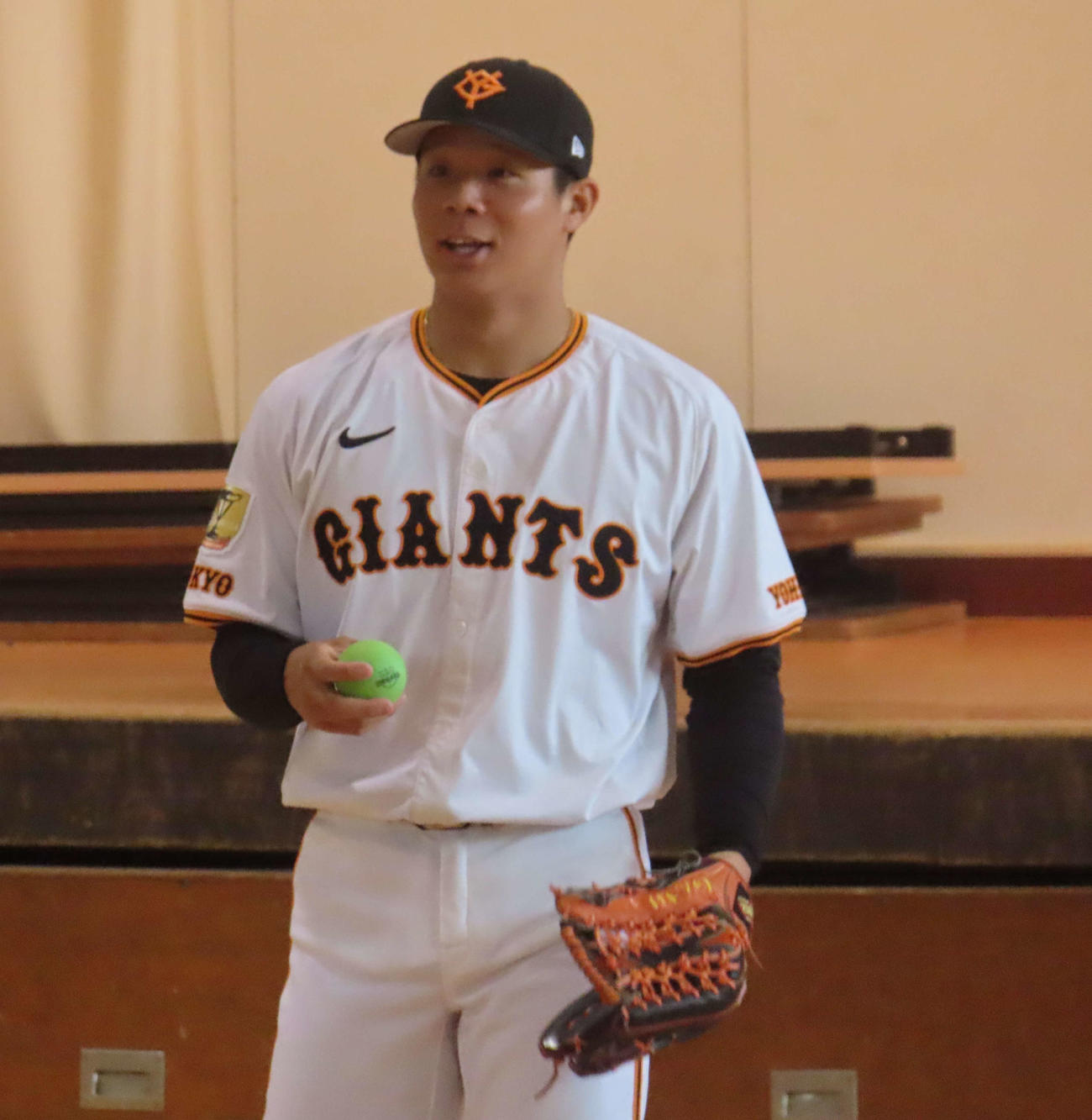 母校の日野市立三沢中学校を訪問し、キャッチボールで交流した巨人佐々木（撮影・水谷京裕）