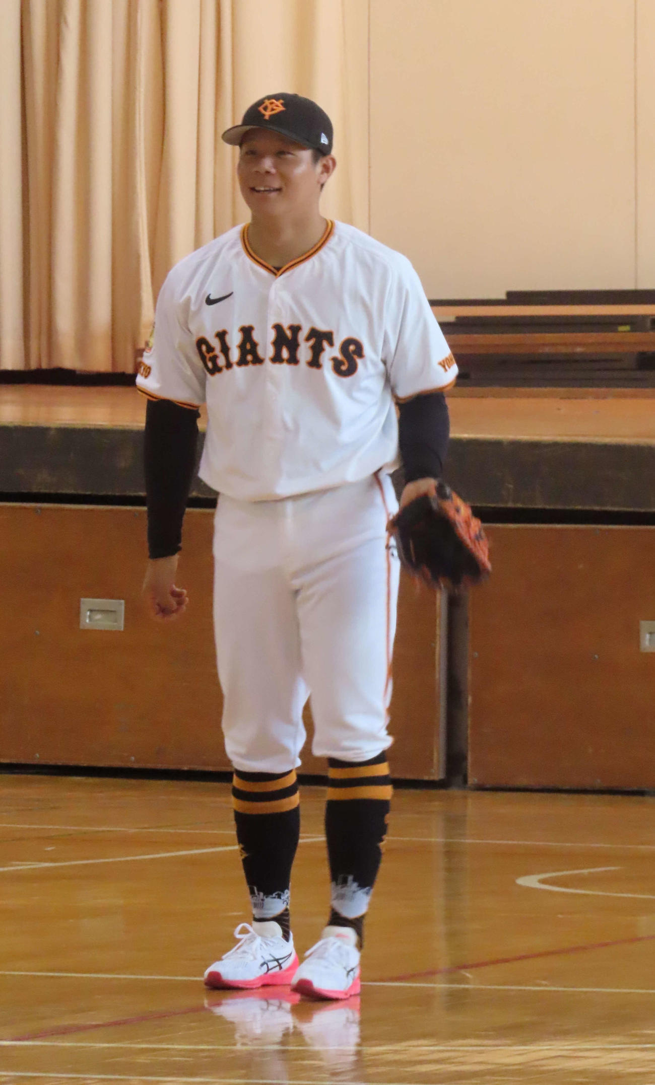 母校の日野市立三沢中学校を訪問し、キャッチボールで交流した巨人佐々木（撮影・水谷京裕）