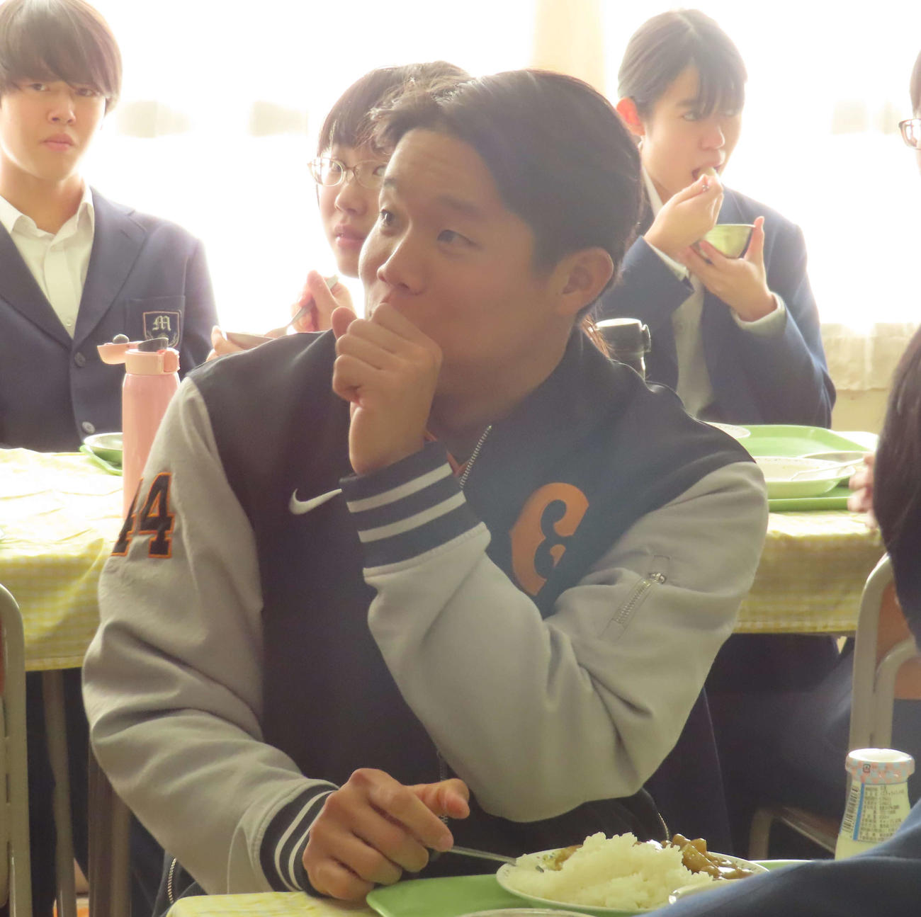 母校の日野市立三沢中学校を訪問し、生徒たちと一緒に給食を食べる巨人佐々木（撮影・水谷京裕）