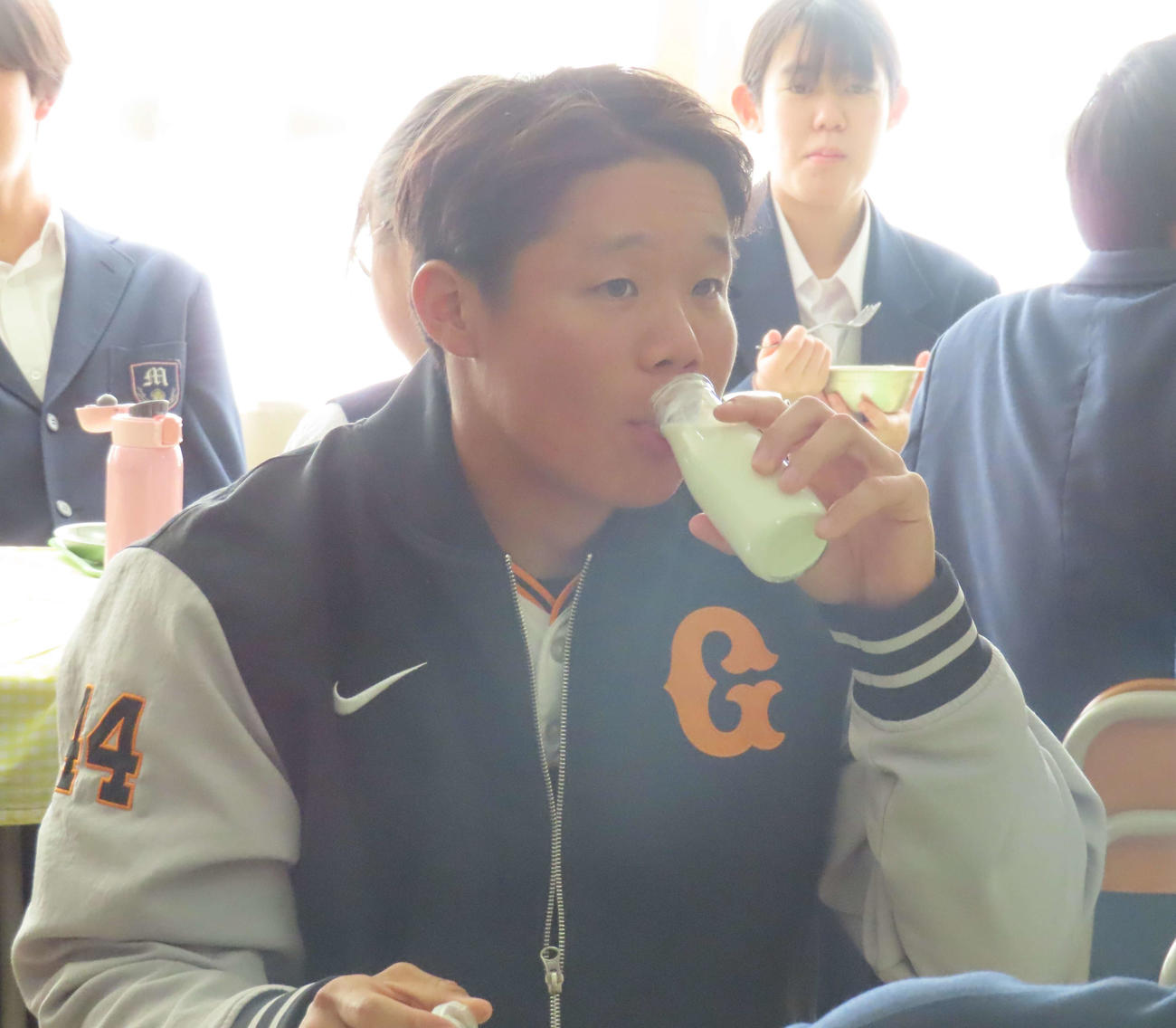 母校の日野市立三沢中学校を訪問し、生徒たちと一緒に給食を食べる巨人佐々木（撮影・水谷京裕）