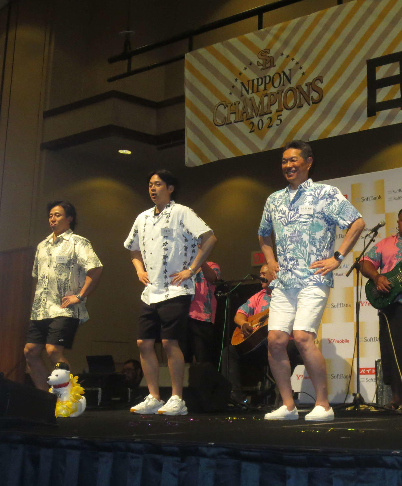 パーティーでフラダンスを踊る右からソフトバンク小久保監督、川瀬、野村（撮影・佐藤究）
