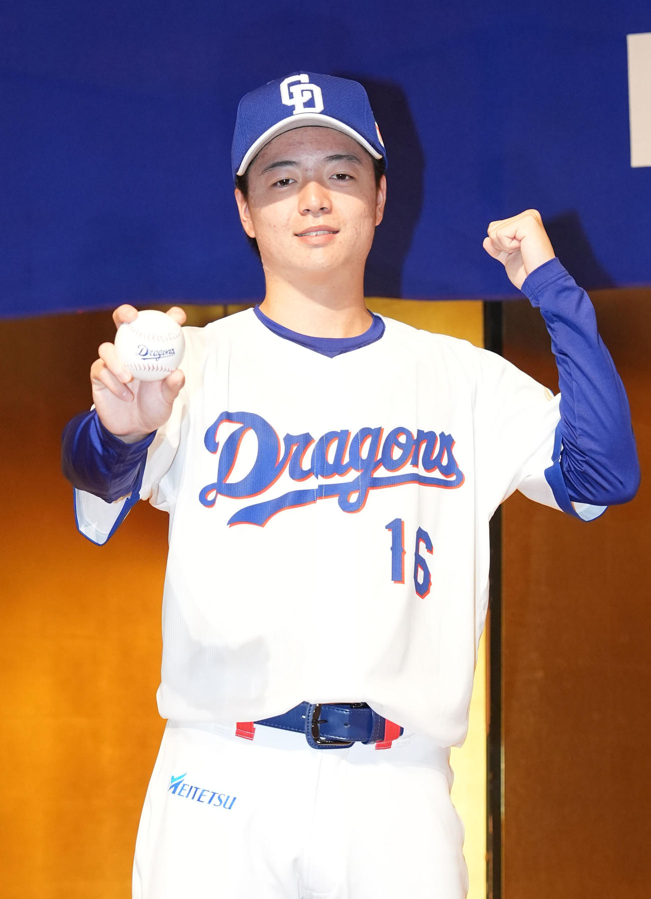 会見後のフォトセッションでポーズを決める桜井（撮影・森本幸一）