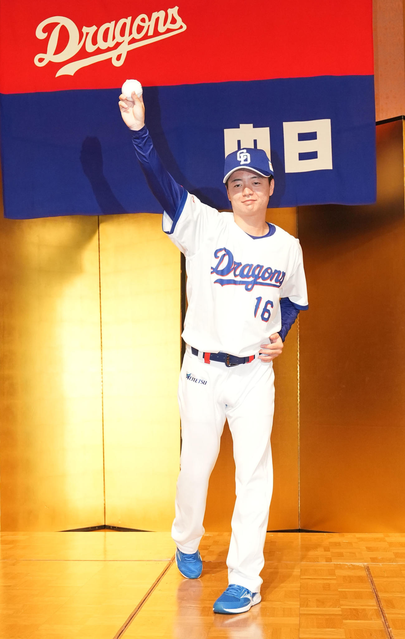 会見後のフォトセッションでポーズを決める桜井（撮影・森本幸一）