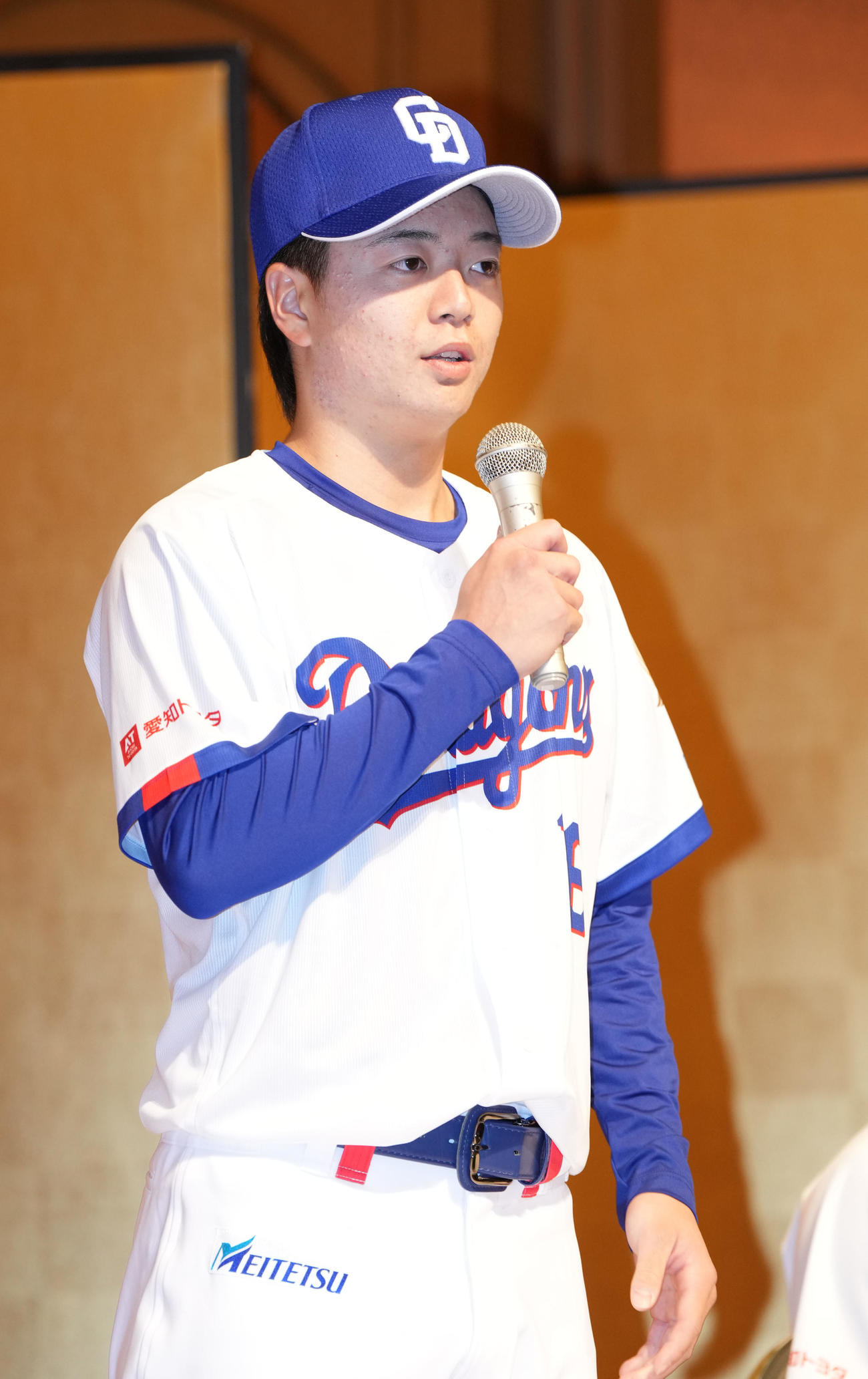 会見であいさつをする桜井（撮影・森本幸一）