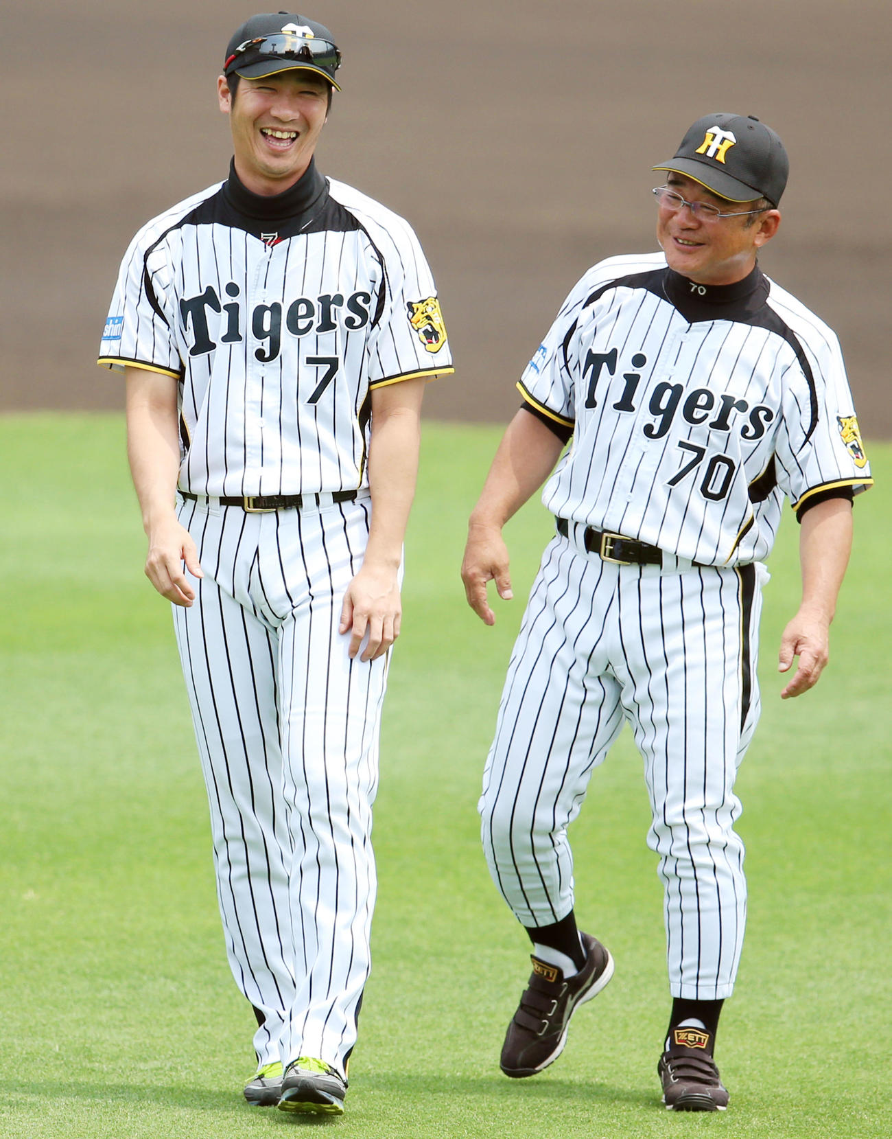 練習の合間に高代コーチ（右）と談笑する西岡剛（2014年6月26日撮影）