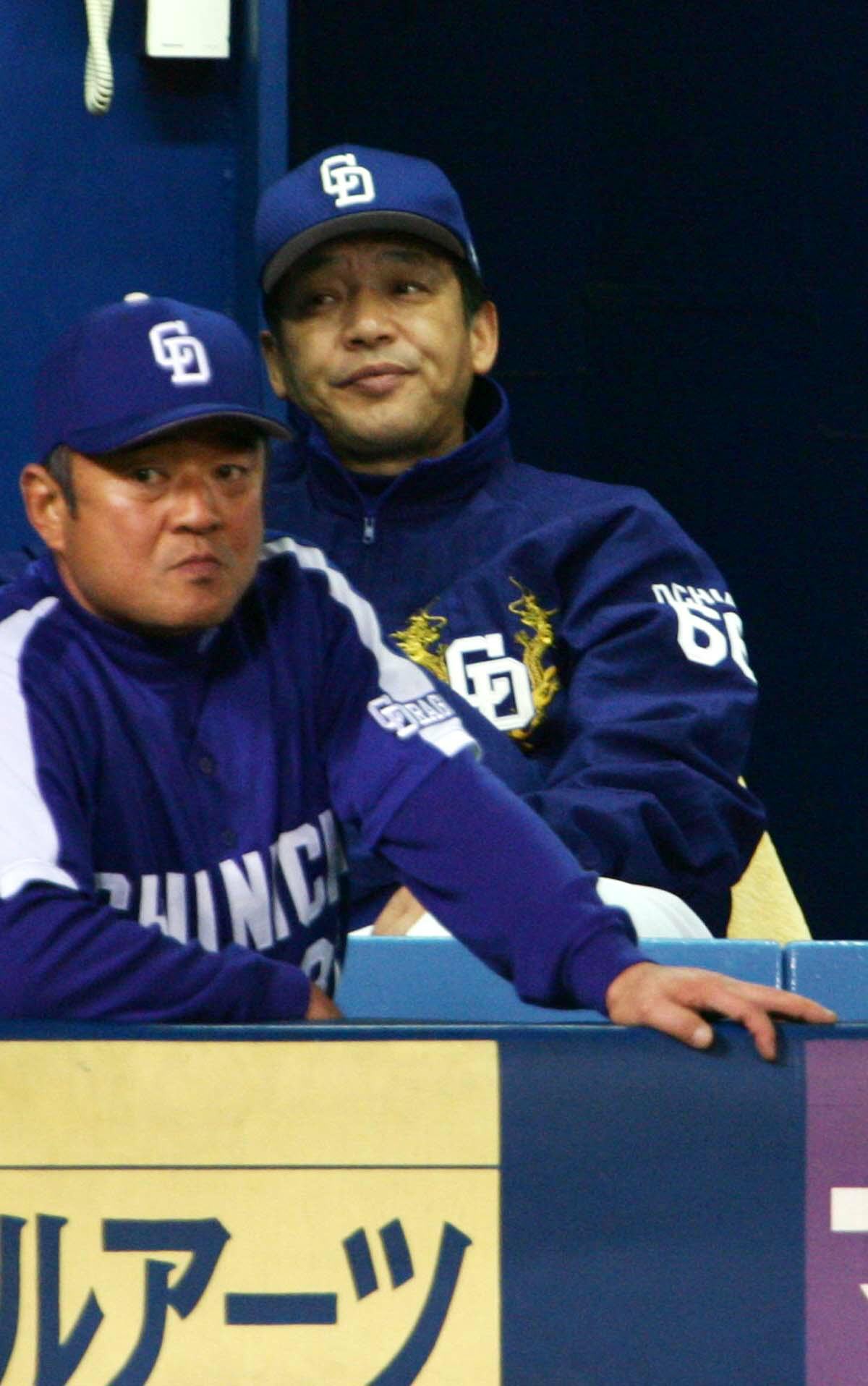 高代延博コーチ（手前）と落合博満監督（2005年09月28日撮影）