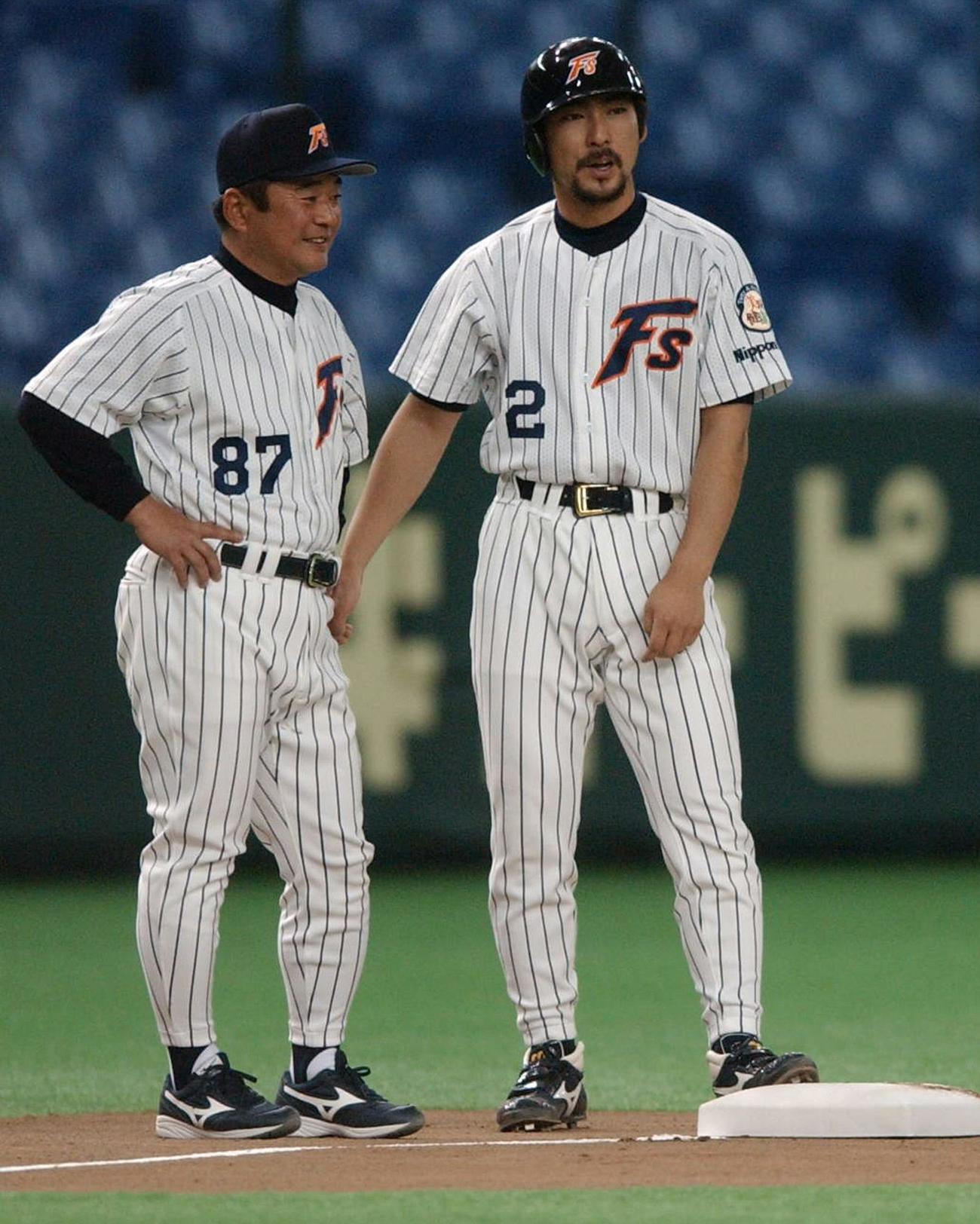 日本ハム対オリックス3　大島康徳監督の代理をしっかり務め連勝に導いた高代延博ヘッドコーチ（左）。右は小笠原道大（電子カメラ）　2002／04／04