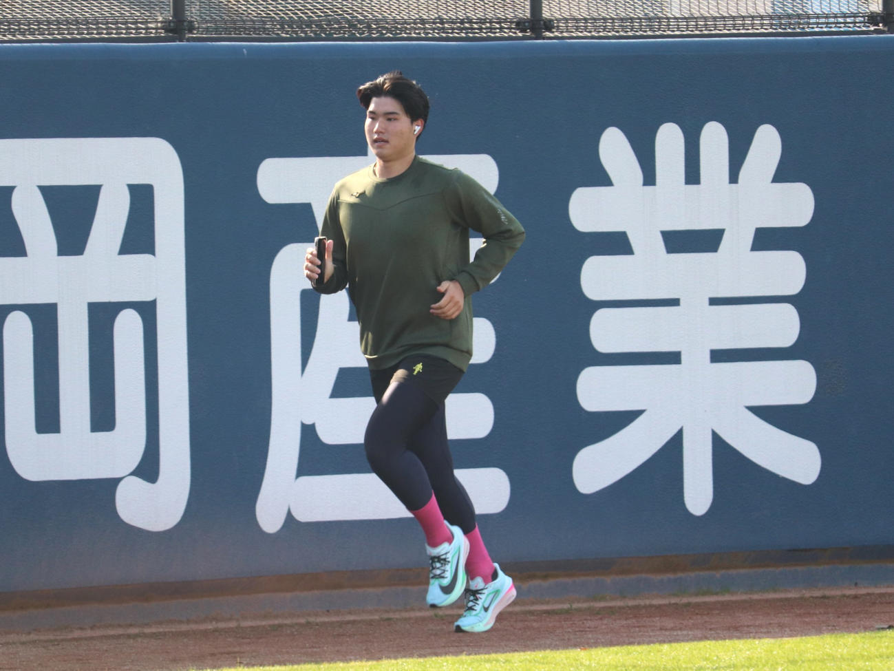 寒空の下、練習場でランニングする励むオリックス高卒ルーキー山口廉王（25年12月10日）