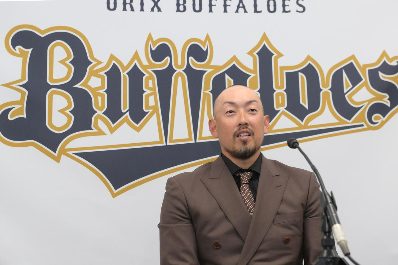 契約更改後、会見するオリックス平野（撮影・滝沢美穂子）
