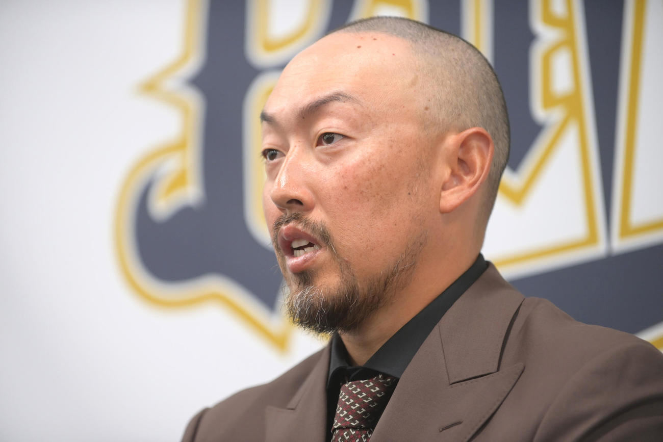 契約更改後、会見するオリックス平野（撮影・滝沢美穂子）