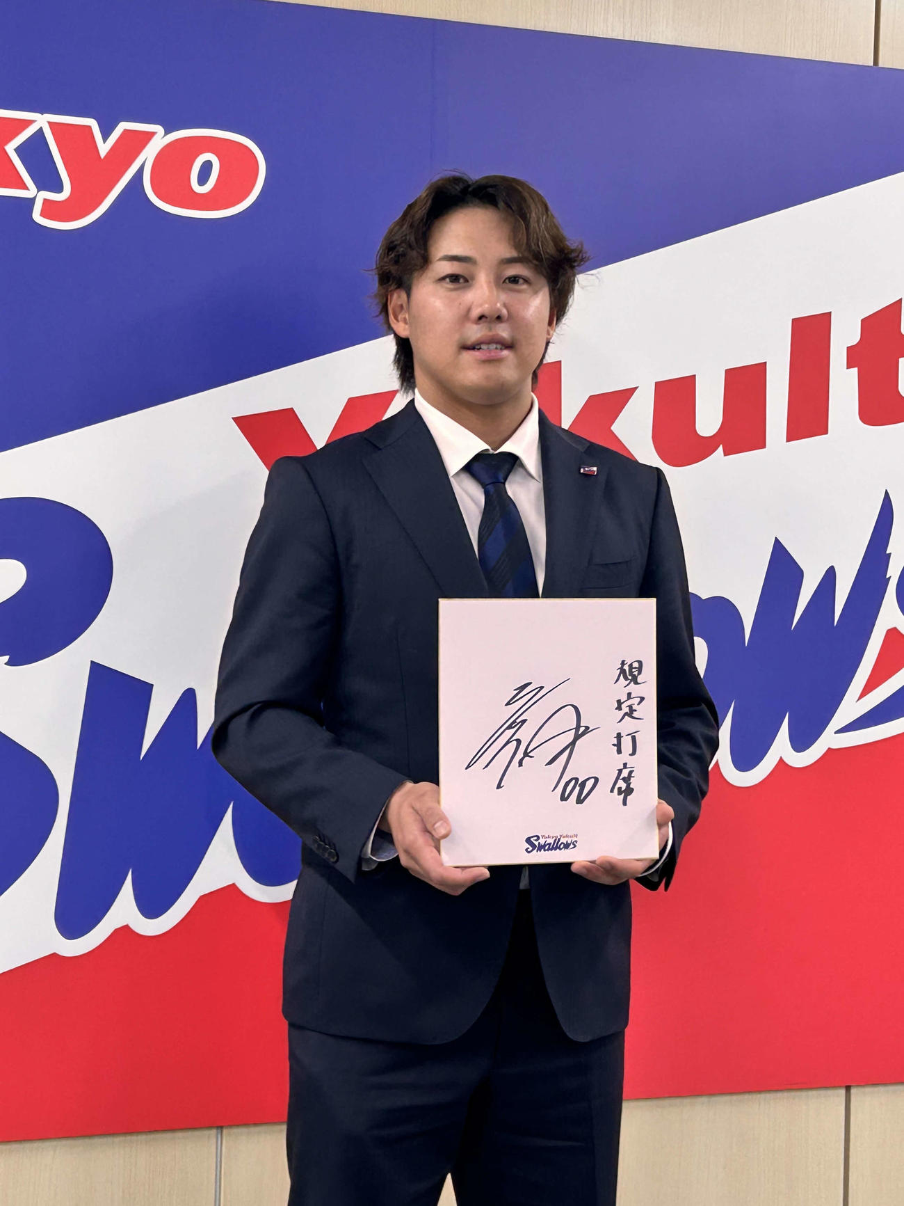 契約更改交渉後の会見で笑顔を見せるヤクルト赤羽（撮影・上田悠太）