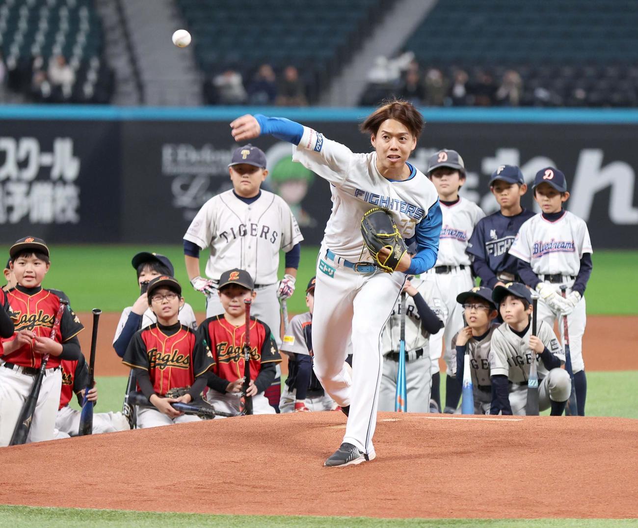 野球教室で投球を披露する日本ハム杉浦稔大（2025年11月撮影）
