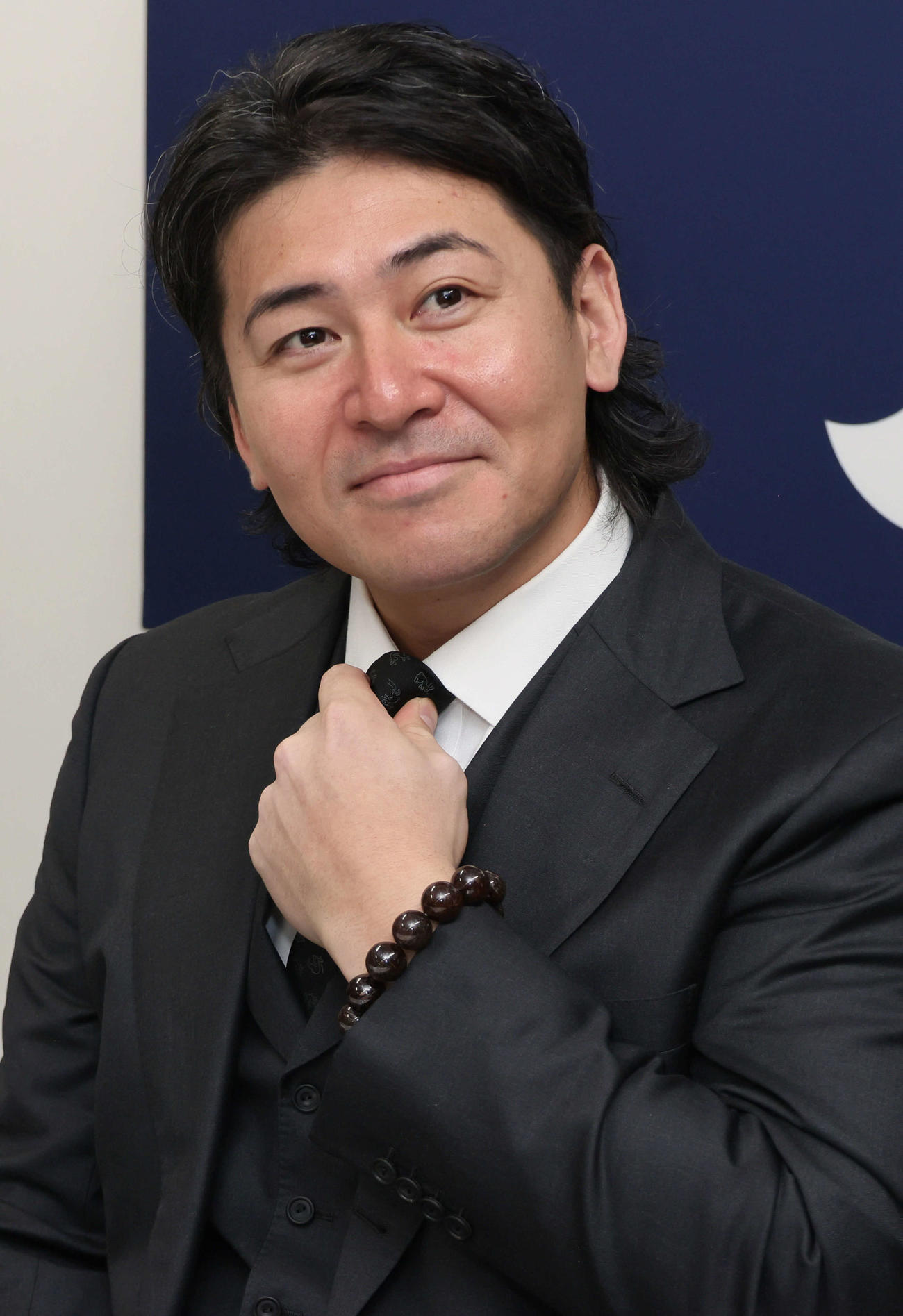 契約更改後、囲み取材に応じる広島会沢（撮影・加藤孝規）