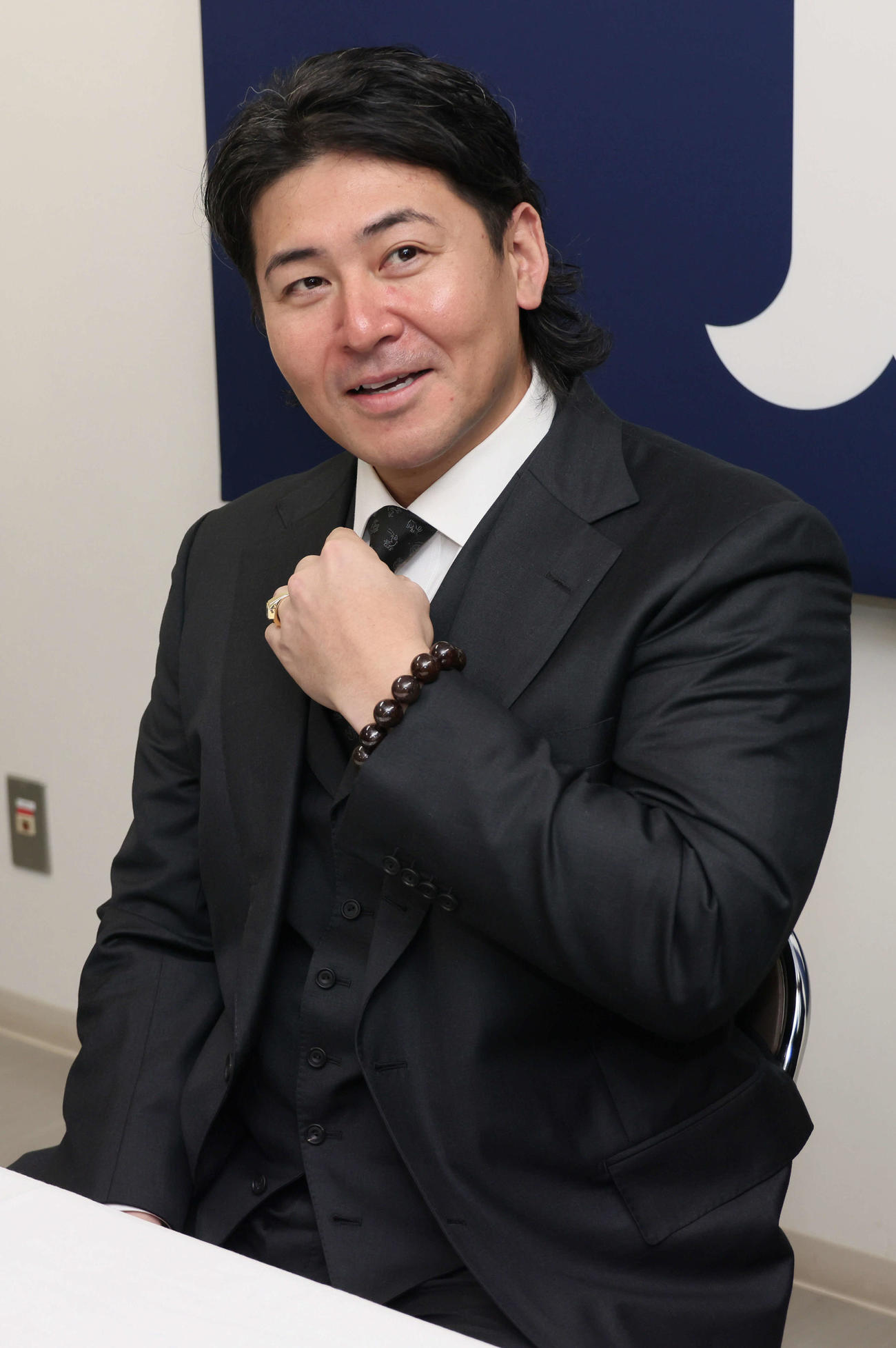 契約更改後、囲み取材に応じる広島会沢（撮影・加藤孝規）