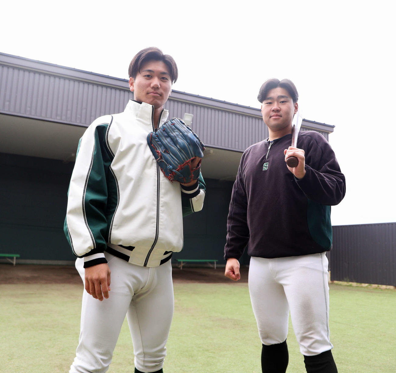 新天地での飛躍を誓った石巻専大の岡本（左）と吉岡（撮影・木村有優）