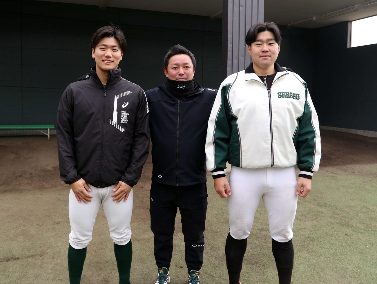 肩を組む左から石巻専大の岡本、庄子監督、吉岡（撮影・木村有優）