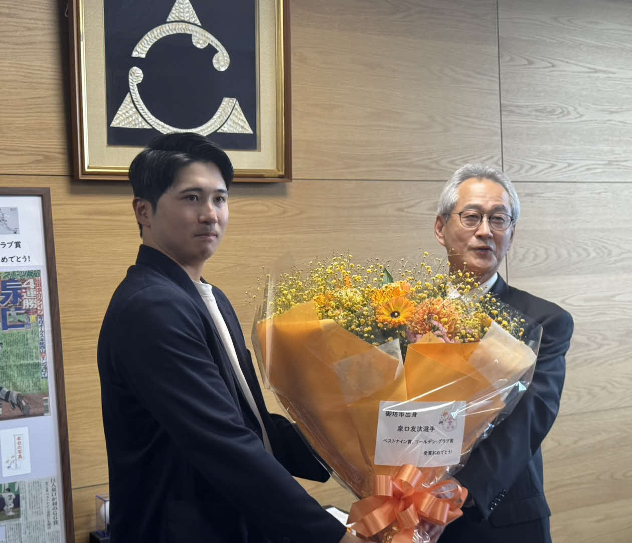 御坊市の三浦源吾市長（右）を表敬訪問する巨人泉口（撮影・小早川宗一郎）