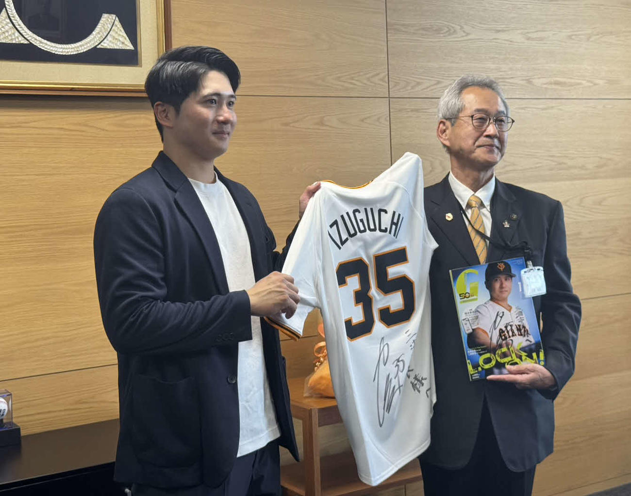 御坊市の三浦源吾市長（右）を表敬訪問した巨人泉口（撮影・小早川宗一郎）