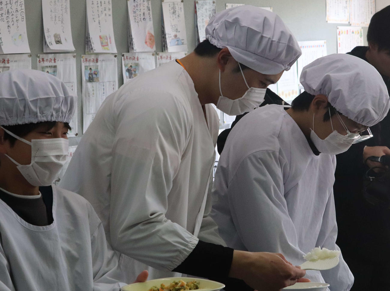 母校の和歌山・御坊市立野口小学校に凱旋（がいせん）し、給食をよそう巨人泉口（撮影・小早川宗一郎）