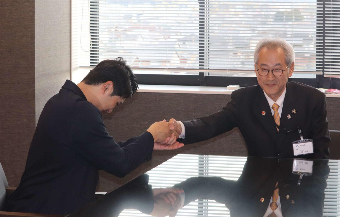 御坊市の三浦源吾市長（右）を表敬訪問する巨人泉口（撮影・小早川宗一郎）