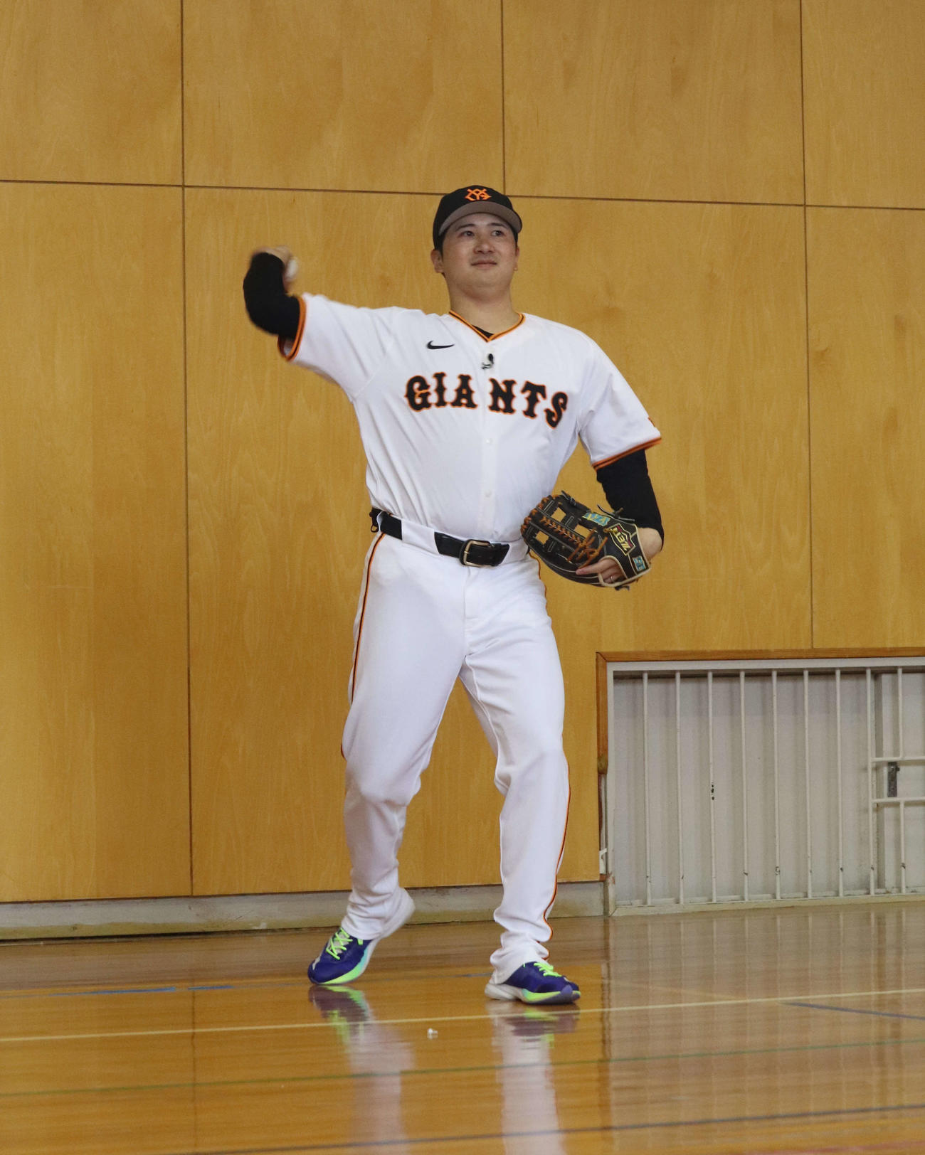 母校の体育館でキャッチボールを披露する巨人泉口（撮影・小早川宗一郎）