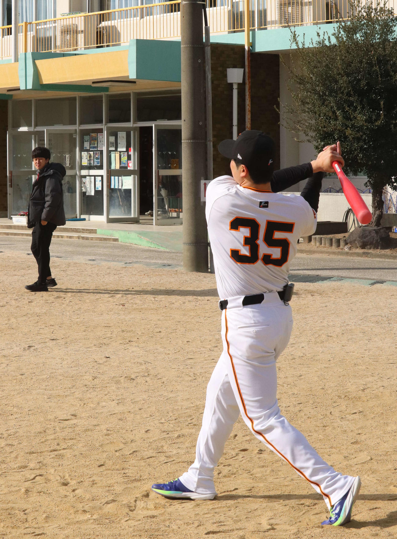 母校の和歌山・御坊市立野口小学校に凱旋（がいせん）し、打撃を披露する巨人泉口（撮影・小早川宗一郎）