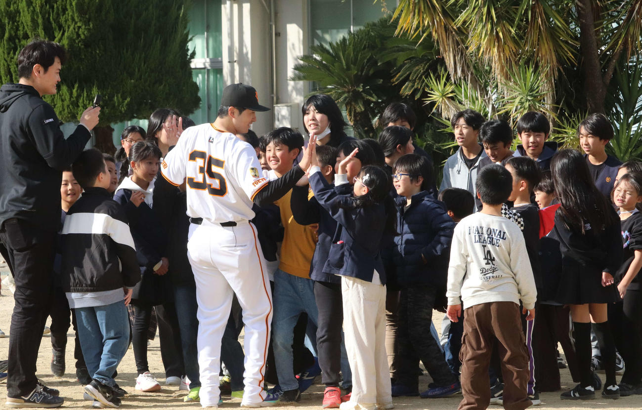 母校の和歌山・御坊市立野口小学校に凱旋（がいせん）した巨人泉口（撮影・小早川宗一郎）