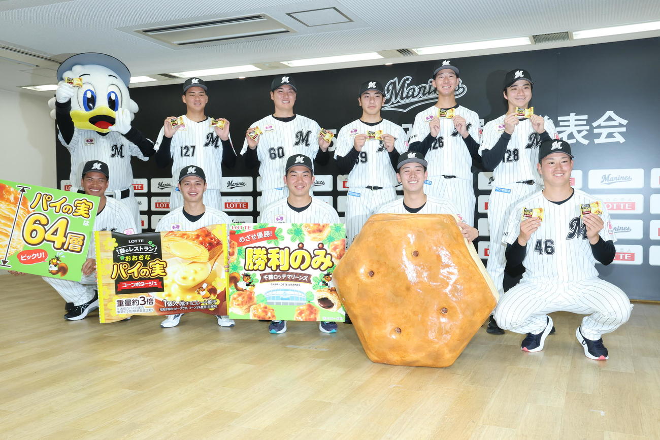 ロッテ新入団選手発表会で写真に納まる、前列左から桜井、毛利、石垣、奥村、冨士、後列左から高橋、田中大、岡村、中山、杉山（撮影・河田真司）