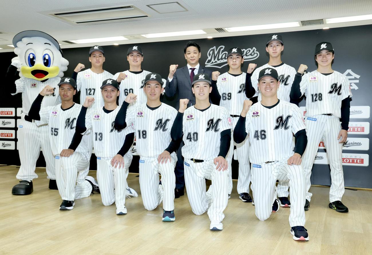 サブロー監督（後列中央）と写真に納まるロッテ新入団選手たち。前列左から桜井、毛利、石垣、奥村、冨士、後列左から高橋、田中大、1人おいて岡村、中山、杉山（撮影・河田真司）