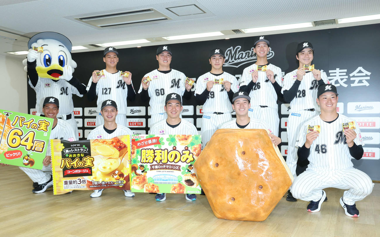 ロッテ新入団選手発表会で写真に納まる、前列左から桜井、毛利、石垣、奥村、冨士、後列左から高橋、田中大、岡村、中山、杉山（撮影・河田真司）